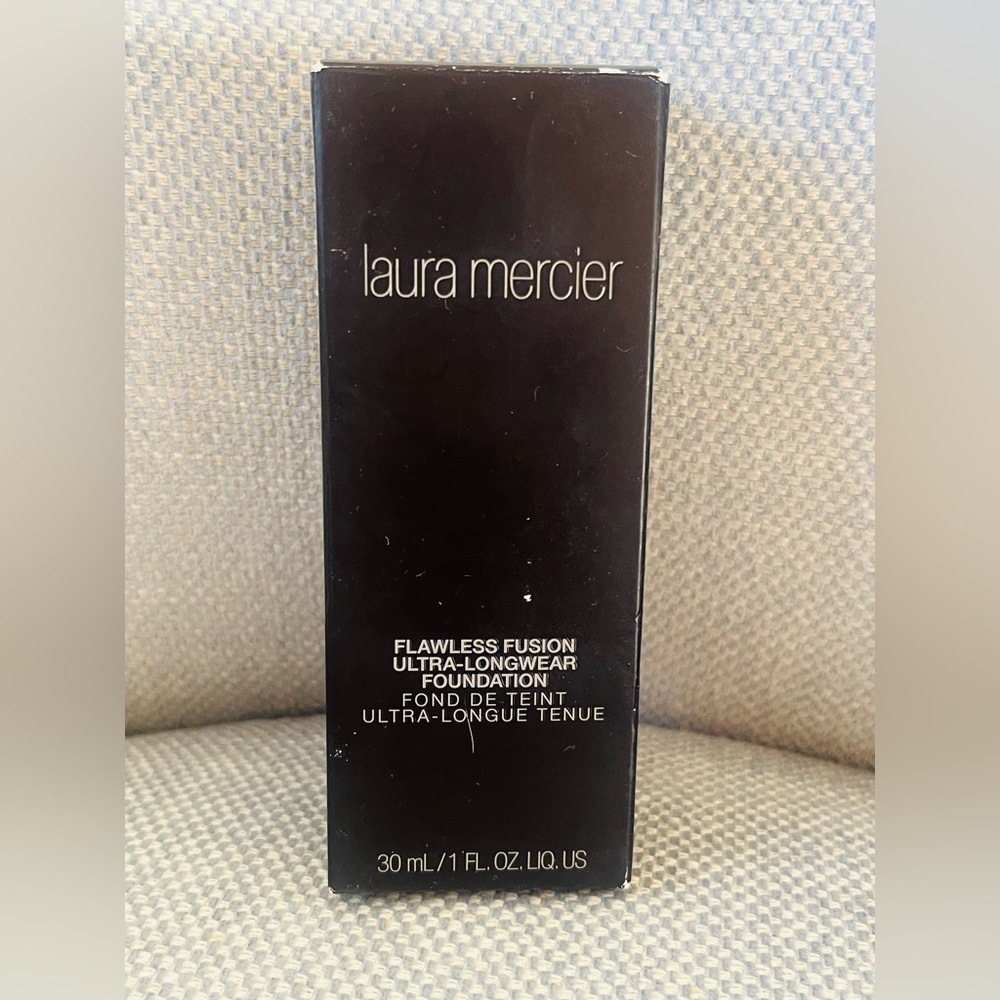 Laura Mercier Flawless Fusion Foundation - Black Packaging